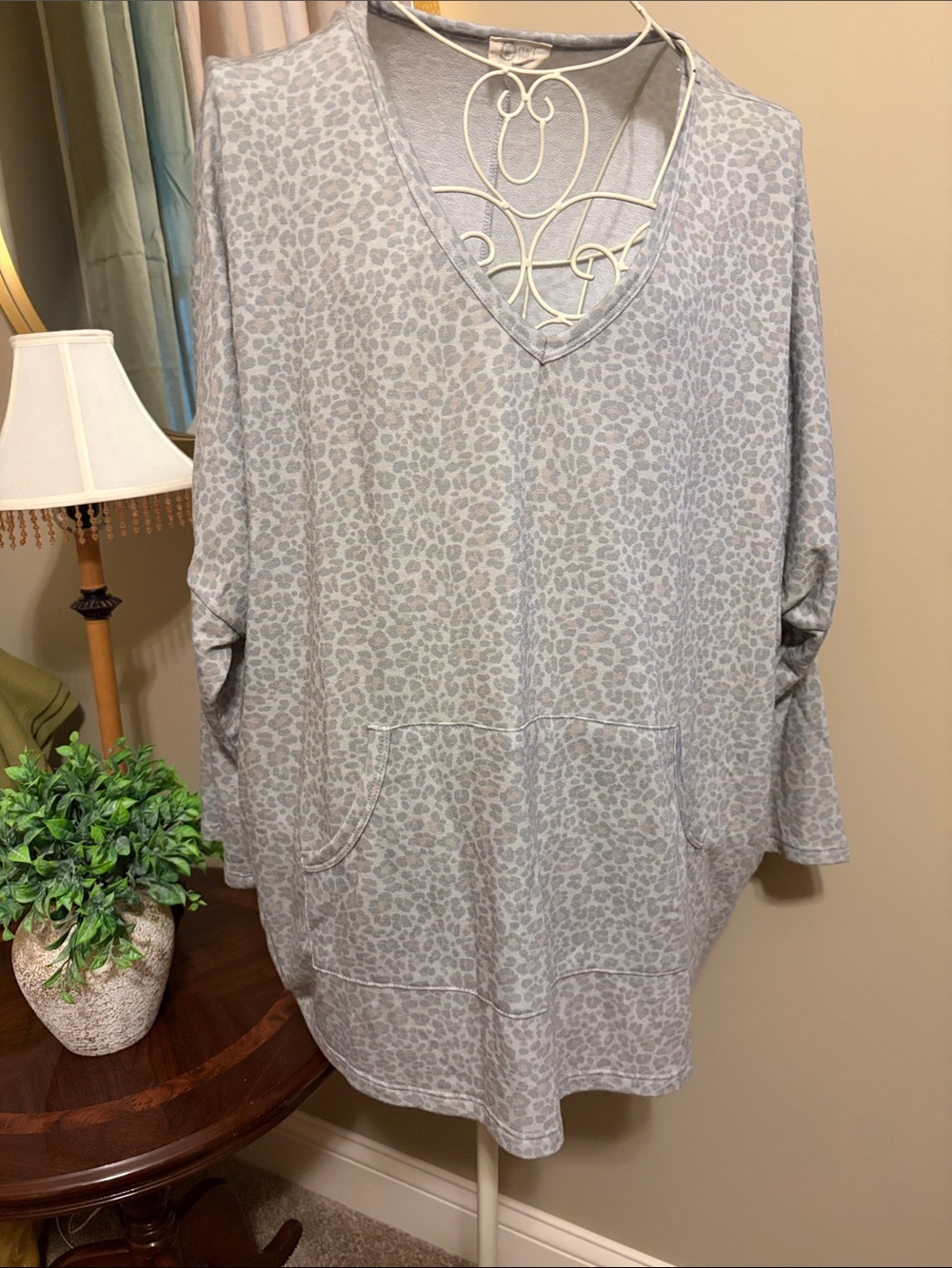 Relaxed V-Neck Leopard Print Tunic in Light Gray